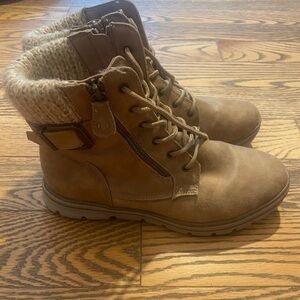 Women's Cliff by White Mountain Kelsie side zip boot. Size 8